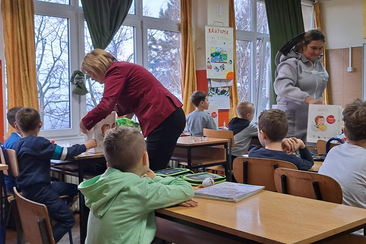 Obilježen Školski medni dan: Prvašićima u OŠ Petrovsko podijeljen med