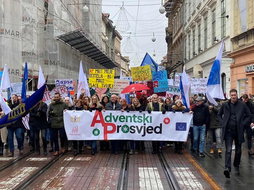 Nastavnici se pobunili jer bi se mogao ocjenjivati njihov rad! Mislite da ih treba ocjenjivati ili ne???