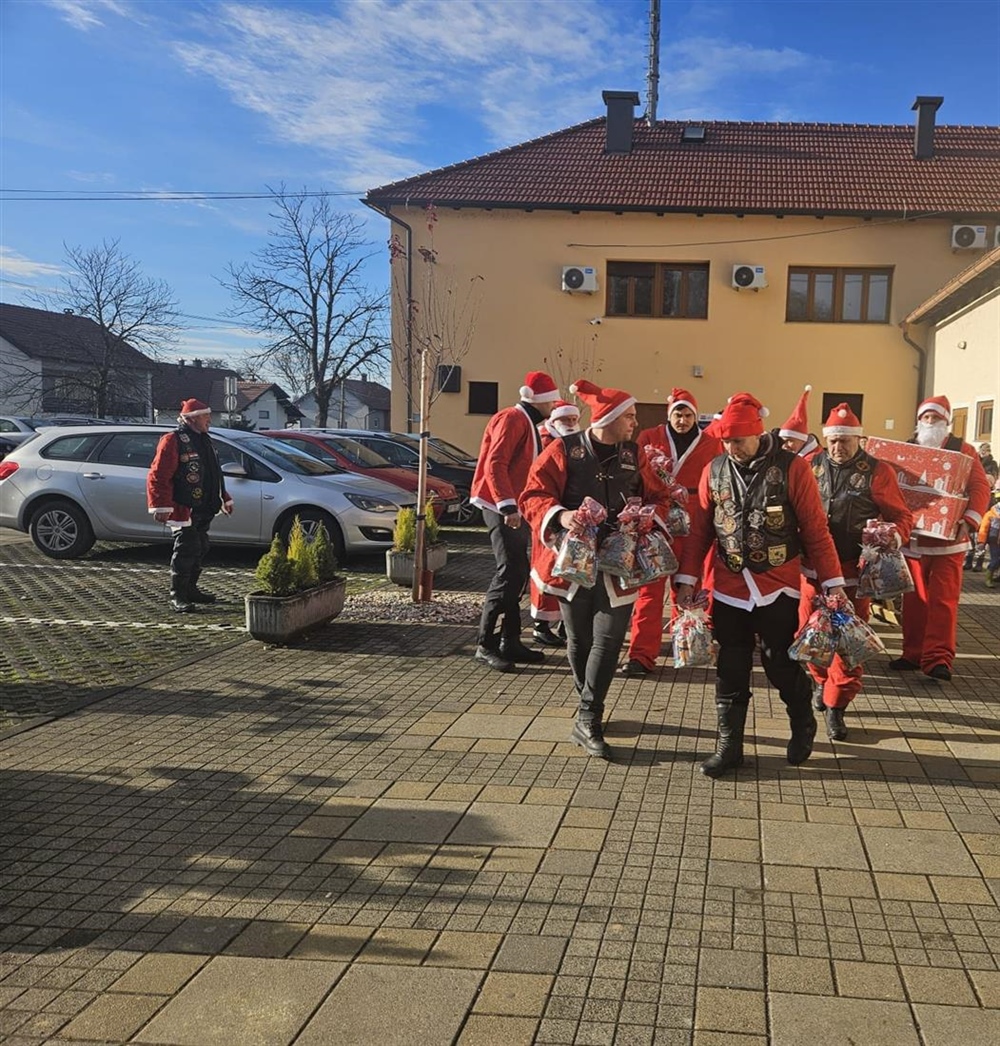 POSEBNI GOSTI: Mališanima u DV u Jakovlju stigli Moto Mrazovi i donijeli im poklone