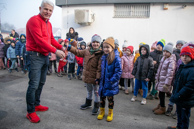 Gotovo 50 mališana stiglo u posjet načelniku Novoselcu