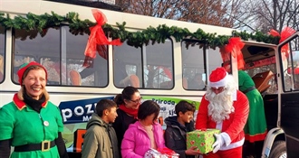 U Čakovcu podijeljeni darovi djeci u sklopu humanitarne akcije “Ukras ponesi, radost donesi“, stigao i Djed Božićnjak