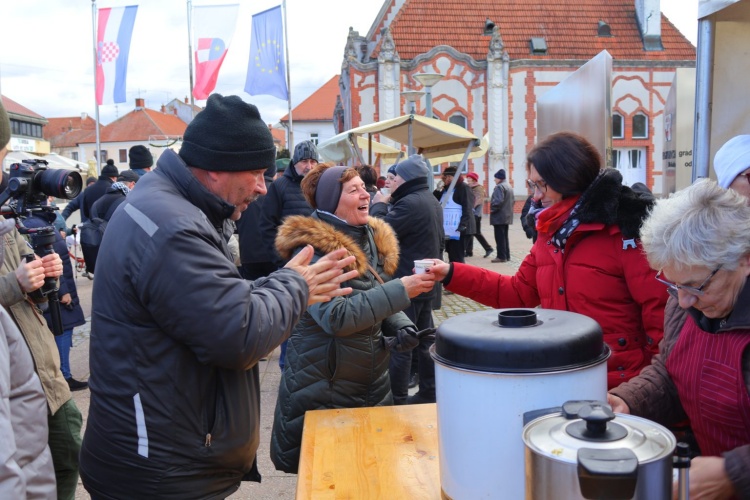 Grad Čakovec na Badnjak: Druženje uz pržene srdele, kuhano vino i zajedništvo na glavnom trgu