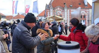 Grad Čakovec na Badnjak: Druženje uz pržene srdele, kuhano vino i zajedništvo na glavnom trgu