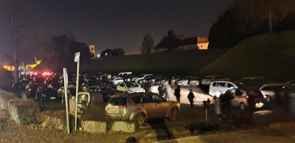 Novi parking u gradu? Za vrijeme Adventa u Varaždinu počeli se parkirati kod bedema Starog grada