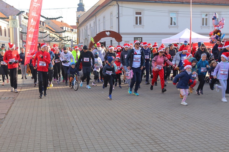 Čakovčani opet pokazali veliko srce: Advent runu pridružio se i župan Posavec, sudionike pozdravila gradonačelnica Cividini