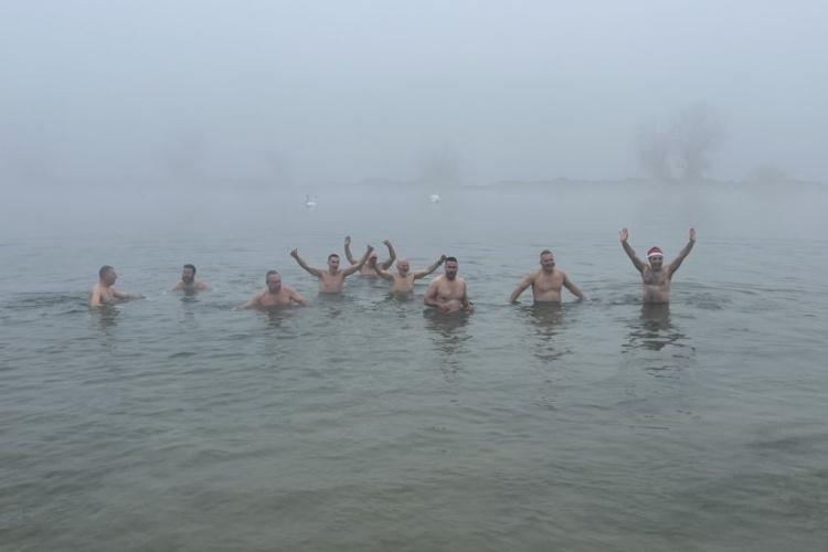 Osmo tradicionalno novogodišnje plivanje na Aquacityju: Varaždinci zaronili  još jednom za humanost