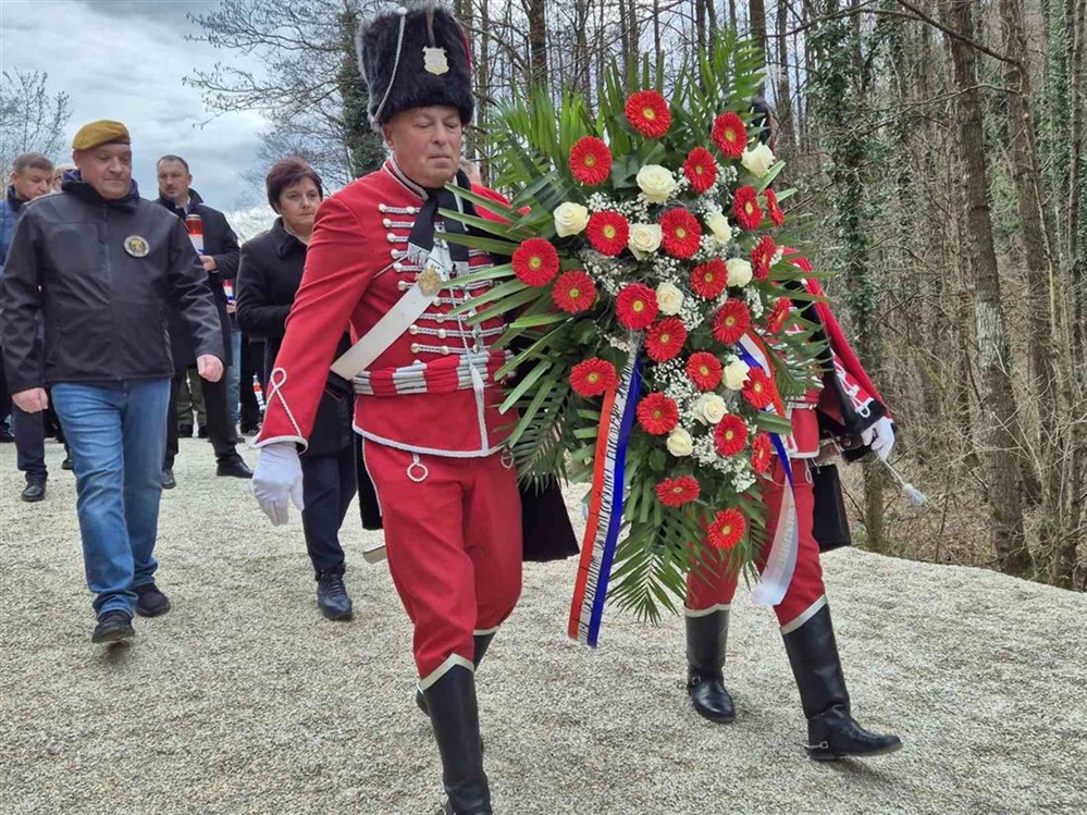 I ove godine u Podrutama obilježena tragična pogibija europskih promatrača, gradonačelnik Jenkač poručio: Važno je odavati počast onima koji su došli svjedočiti mir, a ubijeni su