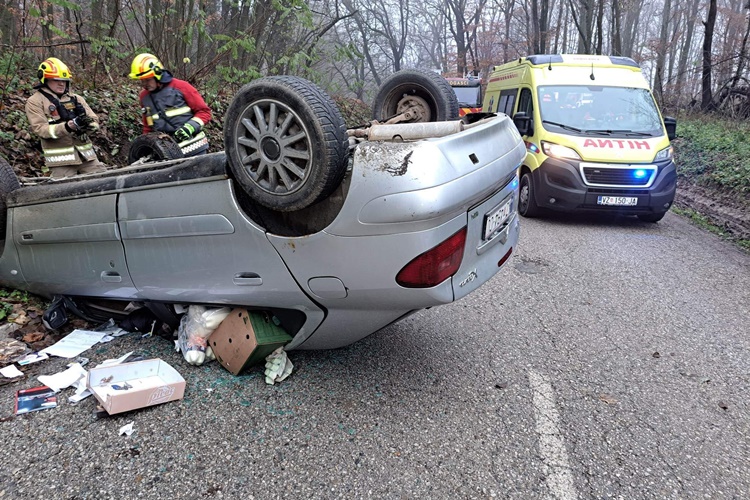 Pijana vozila auto i sletjela s ceste: Rezime – auto na krovu, dvije žene u bolnici