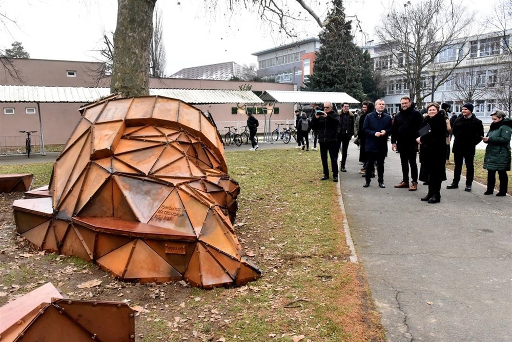 Otkrivena skulptura uz 1100. obljetnicu krunidbe kralja Tomislava – Stričak: Druga gimnazija Varaždin prva u Hrvatskoj krenula u obilježavanje ovog važnog događaja za hrvatski narod