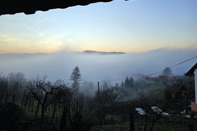 Ni danas nikud bez „zimske opreme” - pred nama je još jedan hladan dan, ujutro ponegdje s maglom