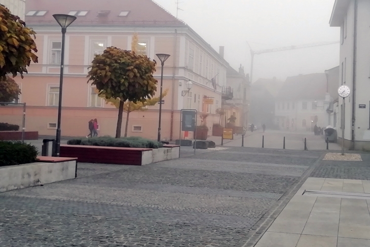 Na moru sunčano, u unutrašnjosti maglovito s tek povremenim zrakama sunca