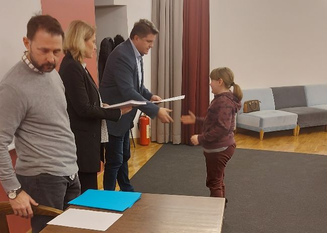 Novi osnovnoškolci završili školu plivanja na Gradskim bazenima Varaždin i s ponosom primili diplome