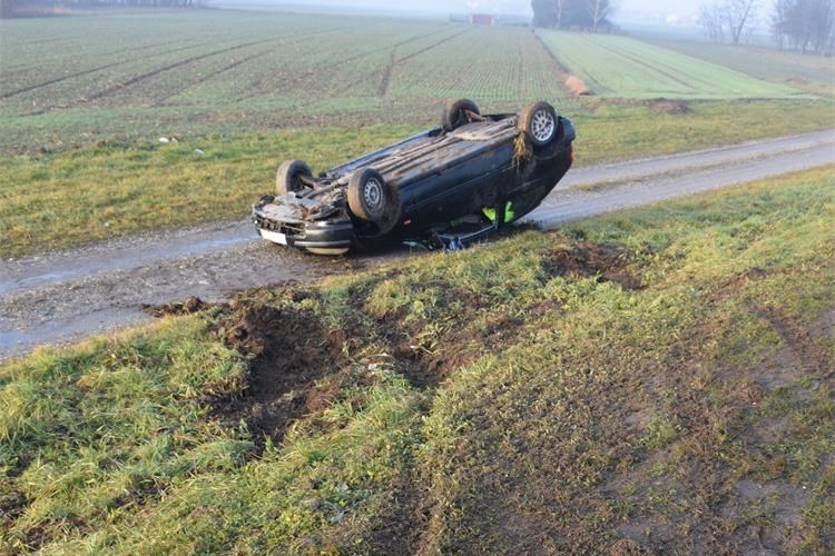 Mladi vozač u Čakovcu izletio s ceste i završio na krovu, ozlijeđen je on i suvozač