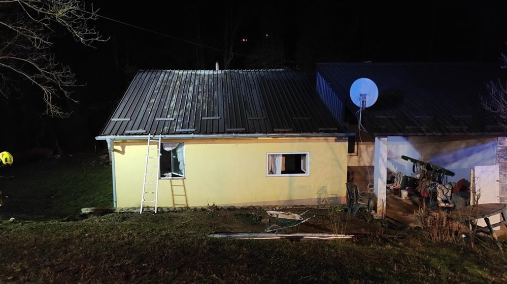Drama u Žutnici: Požar na krovištu obiteljske kuće, srećom bez žrtava, ali velikom materijalnom štetom