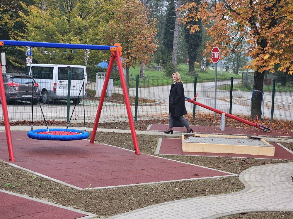 Završeno uređenje dječjeg igrališta u sklopu dječjeg vrtića u Jakovlju, djeca dobila moderno i sigurnije mjesto za igru