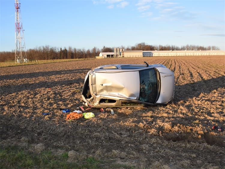 Pijan sletio s ceste i višestruko se prevrnuo na oranici, završio u bolnici