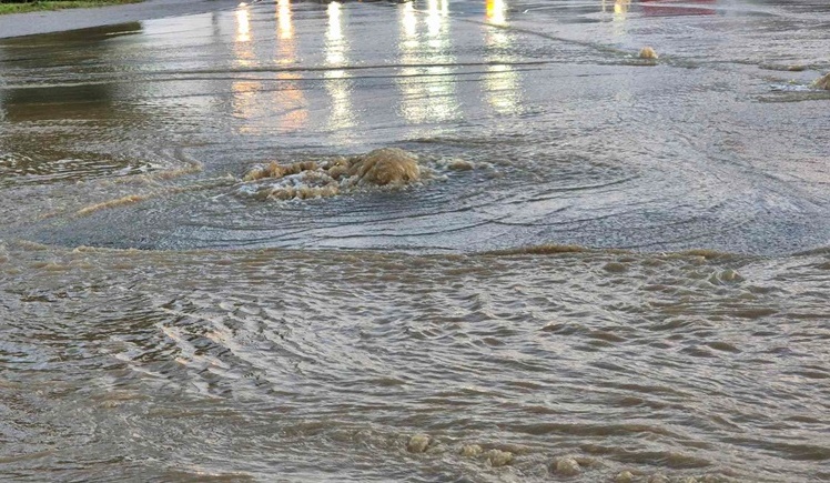 Puknuće cijevi izazvalo kaos u zagrebačkoj ulici: Vatrogasci ispumpali 40 centimetara vode, policija zatvorila cestu