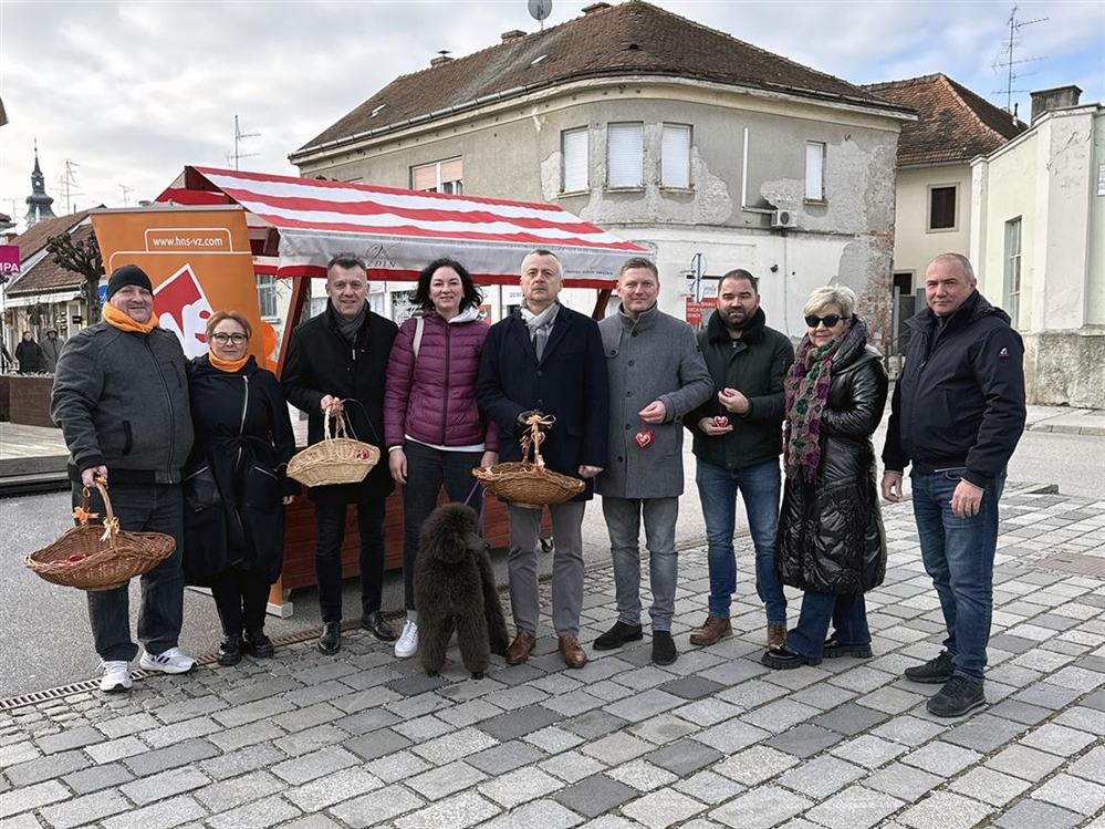 Članovi HNS-a družili se s građanima povodom Valentinova na Varaždinskom placu