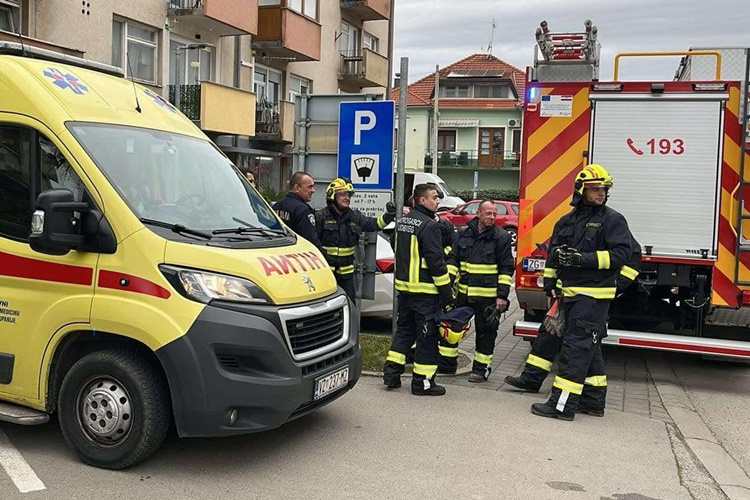 Doktore pomozite, zapeo mi prsten na "ponos" - režite ga!