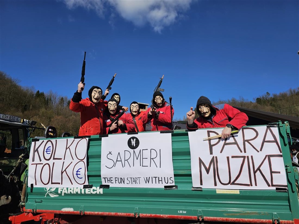 Popularni Šarmeri priključili se fašničkoj povorci traktorima u Đurmancu: Na prikolici svirali uživo, najavljuju i novi singl