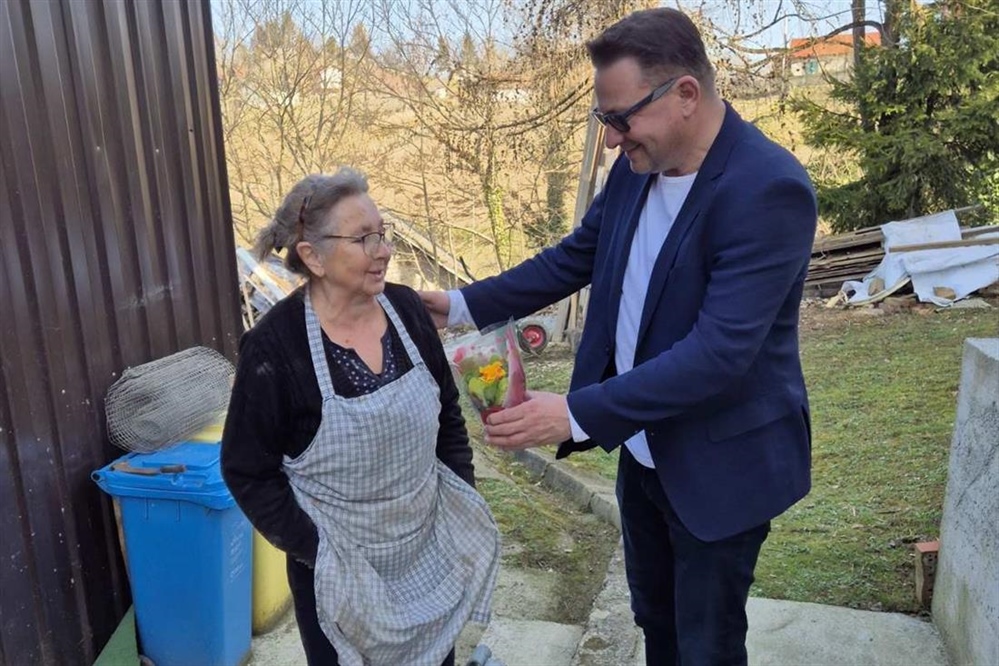 Načelnik Poljak u povodu Dana žena obišao cijelu općinu dijeleći cvijeće i lijepe želje
