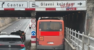 Drama u Zagrebu! Autobus s djecom zapeo u podvožnjaku, djeca izlazila kroz prozor