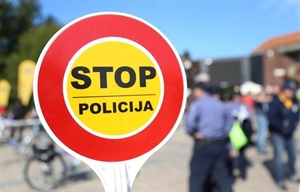 Pijani Kinez s 1,61 promila autom se zabio u stablo
