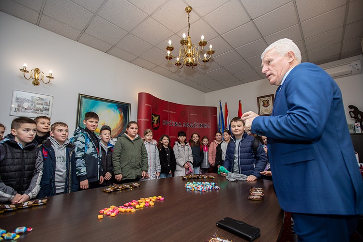 Načelnik Novoselec ugostio srakarske osnovnoškolce