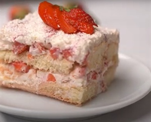 Tiramisu s jagodama i kokosom: osvježavajuća verzija poznatog deserta