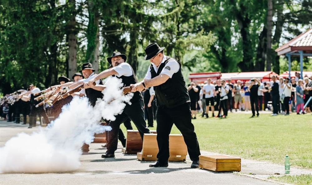 Tradicionalna proslava Praznika rada na Dravi - građanima podijeljeno oko 6.000 porcija graha