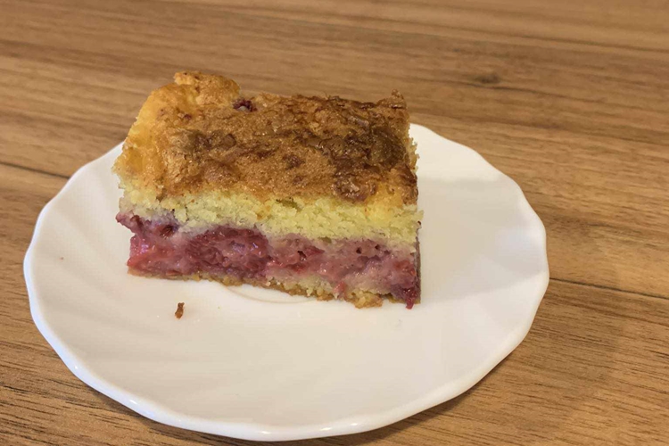ODLIČAN JE Ovaj brz i sočan jogurt kolač s jagodama neće vas razočarati!