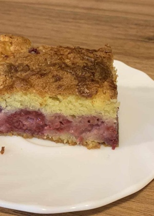ODLIČAN JE Ovaj brz i sočan jogurt kolač s jagodama neće vas razočarati!