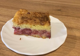 ODLIČAN JE Ovaj brz i sočan jogurt kolač s jagodama neće vas razočarati!