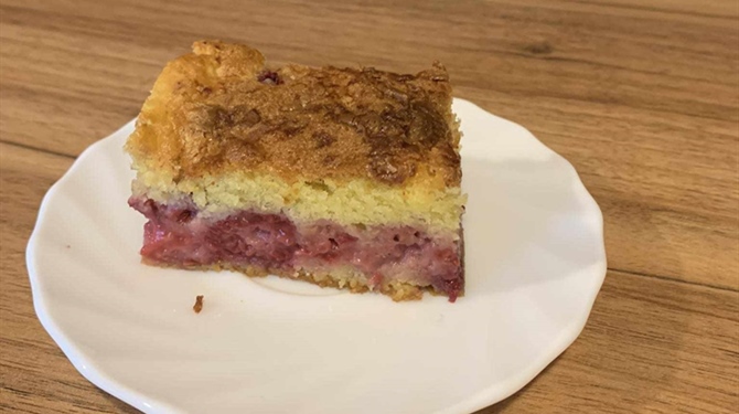ODLIČAN JE Ovaj brz i sočan jogurt kolač s jagodama neće vas razočarati!