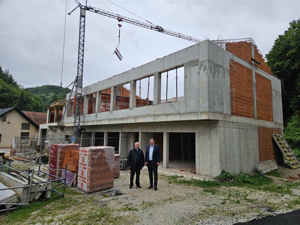 Gradonačelnik Škvarić obišao gradilište vatrogasno-društvenog doma u Kamenici, radovi treće faze završit će u rujnu