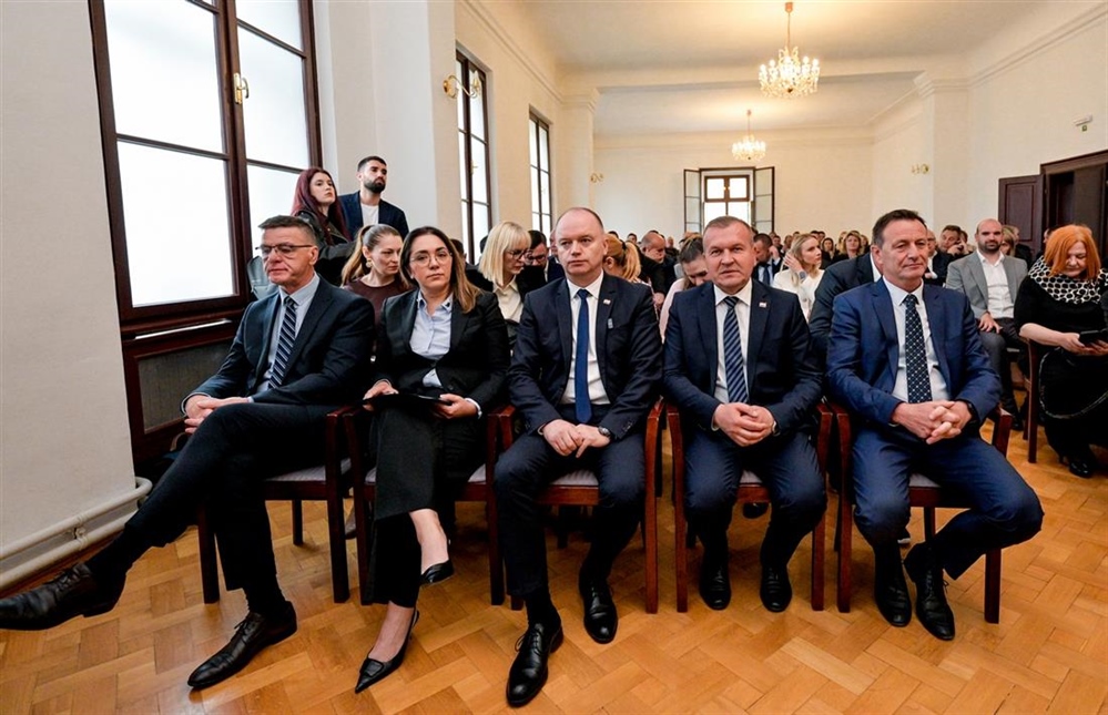 Ministar Šipić u Varaždinu dodijelio ugovore vrijedne 7,07 milijuna eura - za bolje uvjete u vrtićima i za nova igrališta