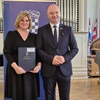 Načelnici Curiš Krok uručen ugovor za uređenje dječjeg igrališta vrijedan više od 49 tisuća eura