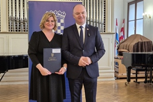 Načelnici Curiš Krok uručen ugovor za uređenje dječjeg igrališta vrijedan više od 49 tisuća eura