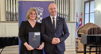 Načelnici Curiš Krok uručen ugovor za uređenje dječjeg igrališta vrijedan više od 49 tisuća eura