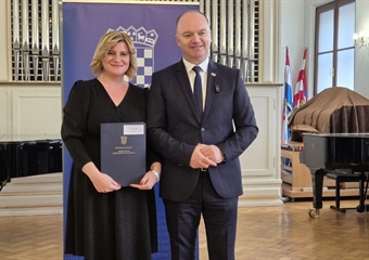 Načelnici Curiš Krok uručen ugovor za uređenje dječjeg igrališta vrijedan više od 49 tisuća eura