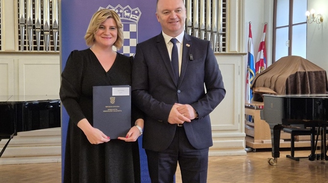 Načelnici Curiš Krok uručen ugovor za uređenje dječjeg igrališta vrijedan više od 49 tisuća eura