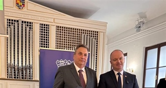 Gradonačelniku Brleku uručena dva ugovora - za uređenje dječjeg igrališta te novu opremu i igračke za DV “Kesten“
