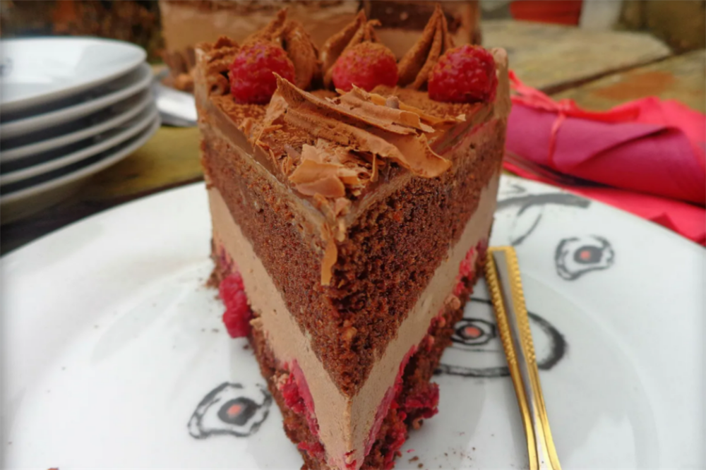 Čokoladno-malinasti oblak: Lagana torta koja nestaje s tanjura
