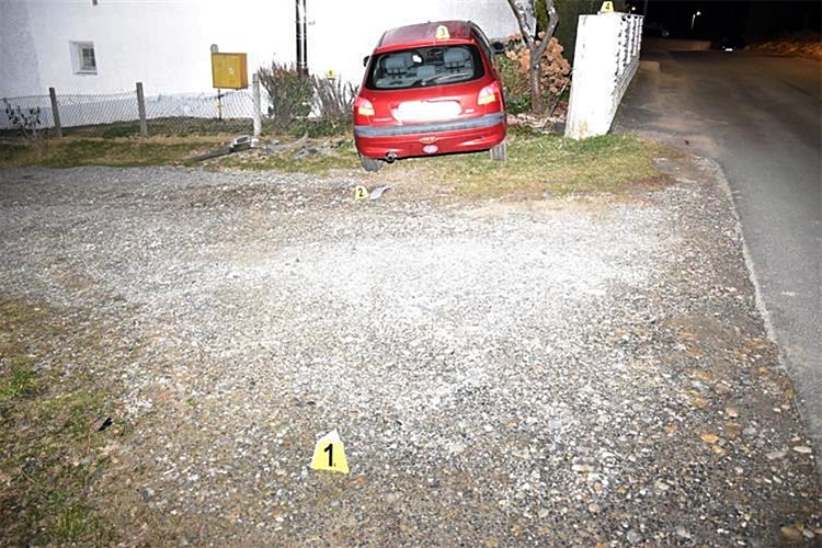 Selnik: Pijani vozač autom u udario u dvije kuće i srušio stup – ozlijeđena dvojica 20-godišnjaka