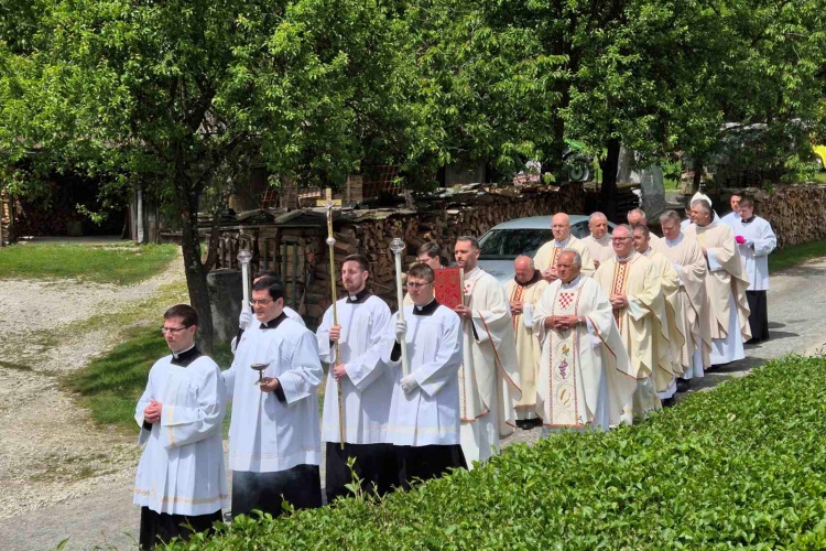 U Maclju obilježena 80. obljetnica Bleiburške tragedije: “Na tlu natopljenom krvlju molimo za oprost, a ne za osvetu”