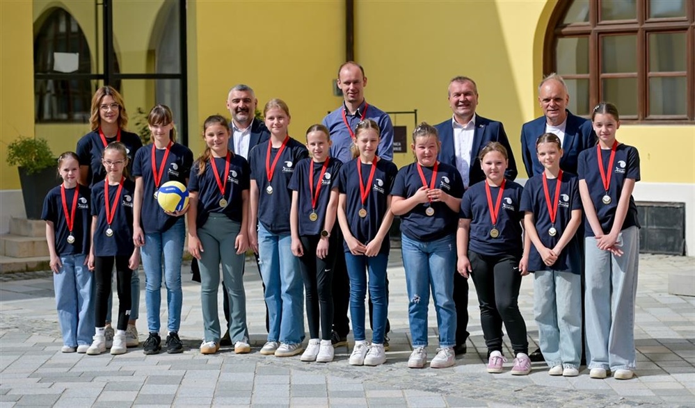Ivanečke odbojkašice, osvajačice naslova prvakinja Hrvatske u mini-odbojci, ugostio župan Stričak