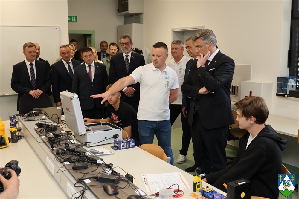 Premijer Plenković u društvu župana Korena posjetio Centar kompetentnosti i obnovljeno sportsko igralište koprivničke Srednje škole