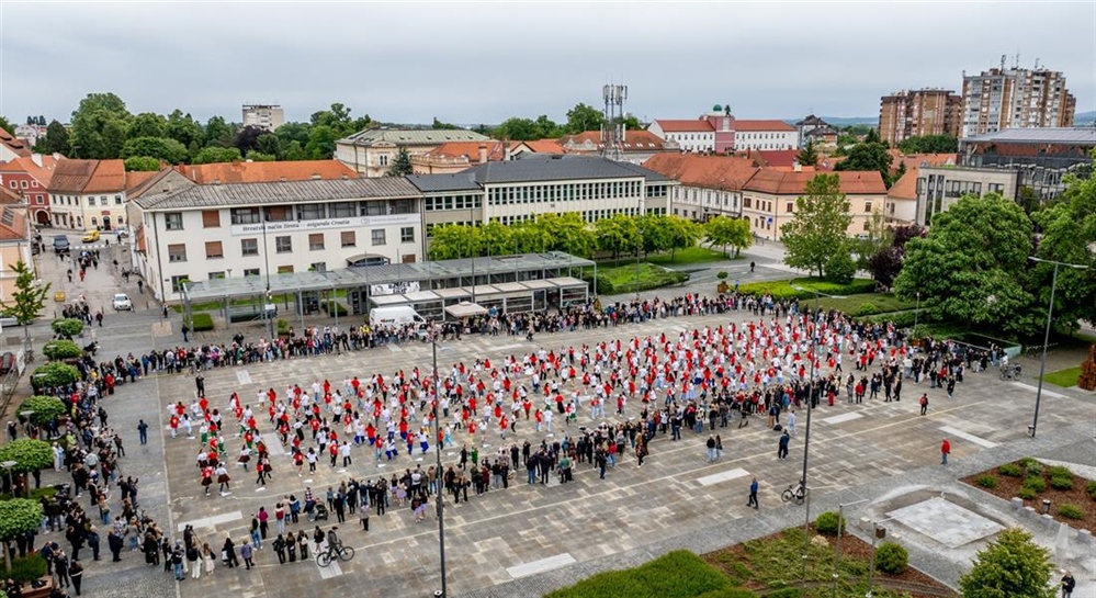 Za kraj Maturantike: Gotovo 700 varaždinskih maturana zaplesalo quadrillu