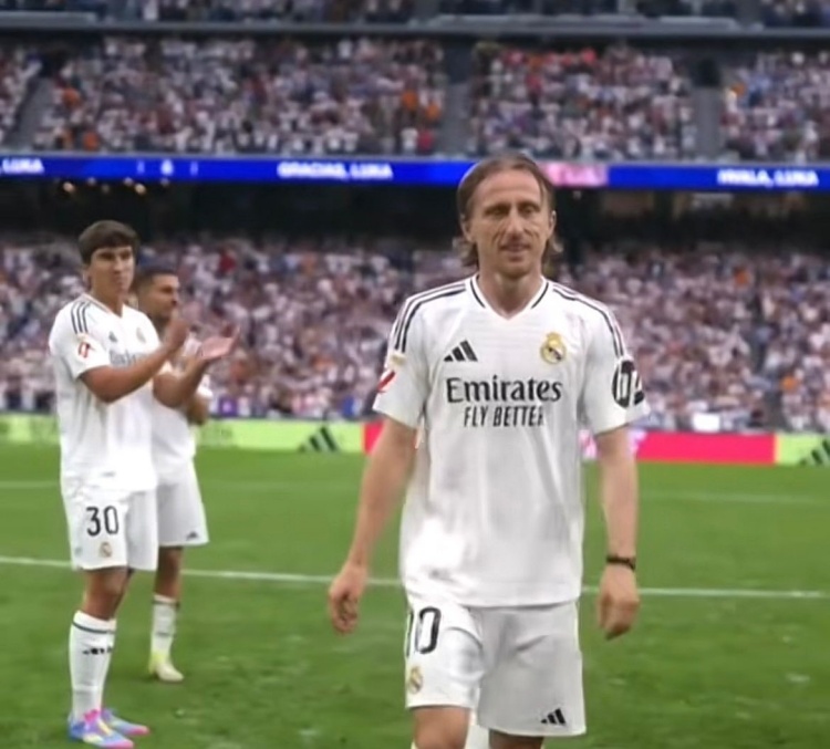 Kraj jedne ere: Luka Modrić odigrao posljednju utakmicu na Santiago Bernabeuu i oprostio se od navijača