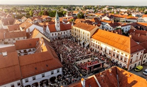 "Orkestar 100 violina" priredio glazbeni spektakl na varaždinskom Korzu